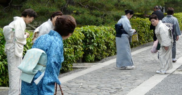 nippon talk greetings and distance from others 挨拶と人との距離